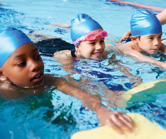 Kids in pool learnign safe swimming